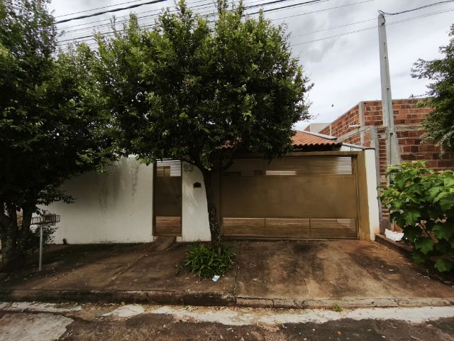Casa 3 quartos e 2 banheiros, para alugar, no bairro Residencial Mário Benez em Fernandópolis