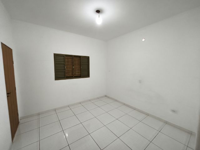 Casa 3 quartos e 2 banheiros, para alugar, no bairro Residencial Mário Benez em Fernandópolis