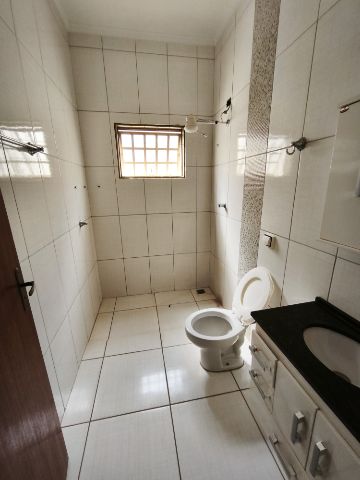 Casa 3 quartos e 2 banheiros, para alugar, no bairro Residencial Mário Benez em Fernandópolis