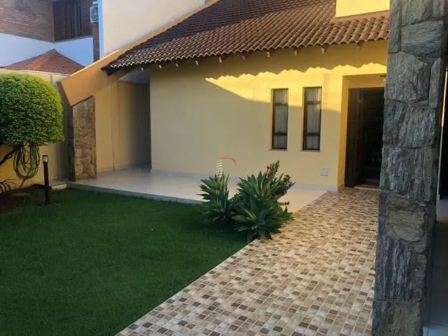 Casa com 630m² 4 quartos e 5 banheiros, à venda, no bairro Tucano em Londrina