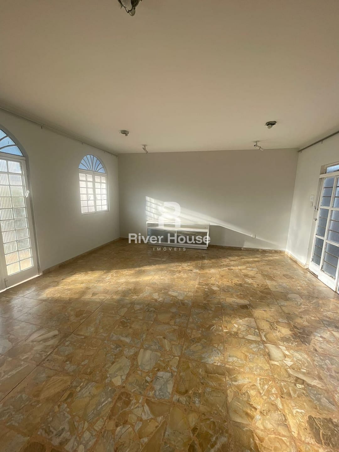 Casa para alugar com 5 quartos, 210m² - Foto 16