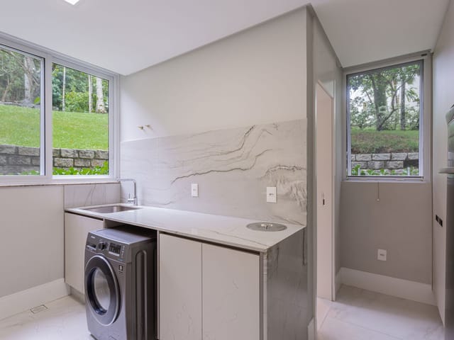 Casa com 785m² 4 quartos e 5 banheiros, à venda, no bairro Estaleirinho em Balneário Camboriú