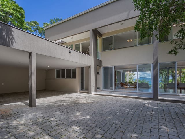Casa com 785m² 4 quartos e 5 banheiros, à venda, no bairro Estaleirinho em Balneário Camboriú