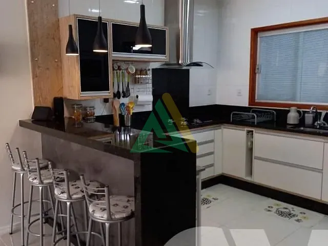 Casa com 300m² 3 quartos e 2 banheiros, à venda, no bairro Parque Real II em Mogi Mirim