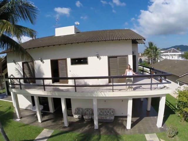 Casa com 2058m² 6 quartos e 7 banheiros, para alugar, no bairro Acapulco em Guarujá