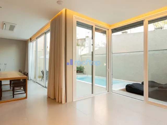 Casa com 356m² 4 quartos e 6 banheiros, à venda, no bairro Campo Comprido em Curitiba