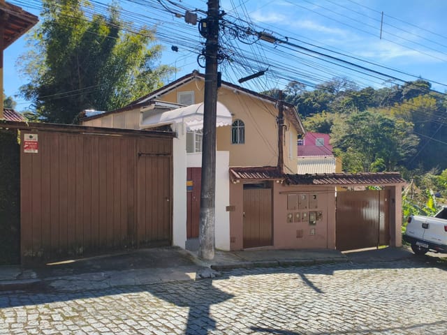 Casa 2 quartos e 1 banheiro, à venda, no bairro Cremerie em Petrópolis
