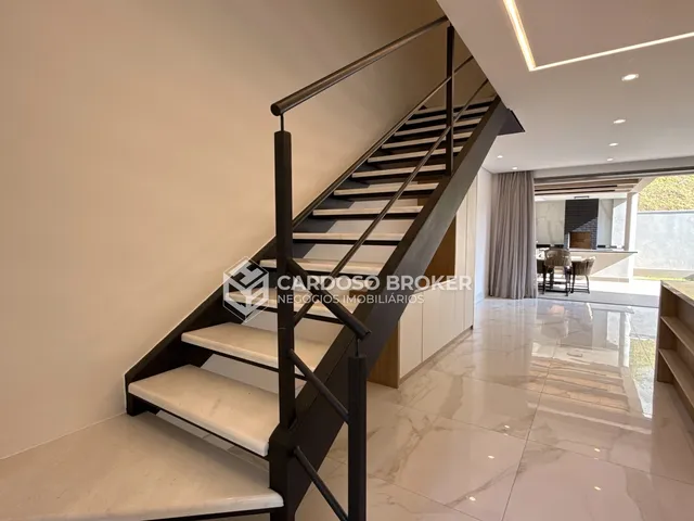 Casa com 295m² 3 quartos e 5 banheiros, para alugar, no bairro Tamboré em Santana de Parnaíba