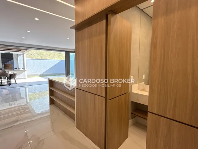 Casa com 295m² 3 quartos e 5 banheiros, para alugar, no bairro Tamboré em Santana de Parnaíba