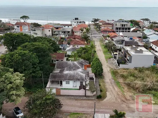 Casa 3 quartos e 2 banheiros, à venda, no bairro Centro em Itapoá