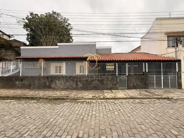 Casa 4 quartos e 3 banheiros, para alugar, no bairro Centro em Valença