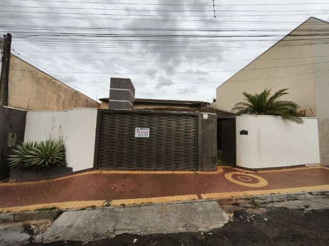 Casa 3 quartos e 3 banheiros, para alugar, no bairro Parque Vila Nova em Fernandópolis