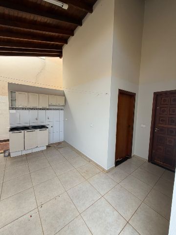 Casa 3 quartos e 3 banheiros, para alugar, no bairro Parque Vila Nova em Fernandópolis