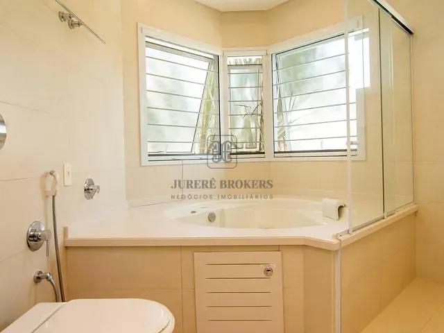 Casa 5 quartos e 8 banheiros, à venda, no bairro Jurerê Internacional em Florianópolis