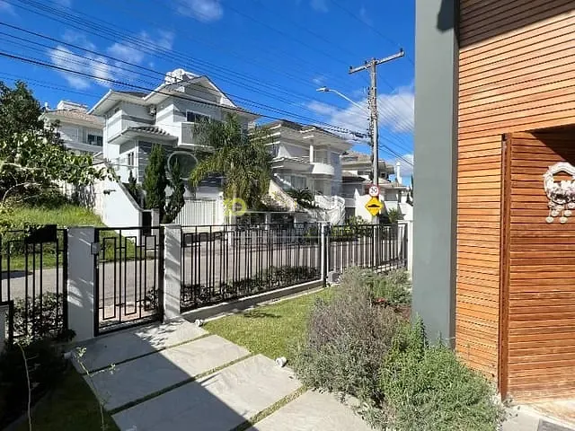 Casa com 360m² 5 quartos e 5 banheiros, à venda, no bairro Pedra Branca em Palhoça