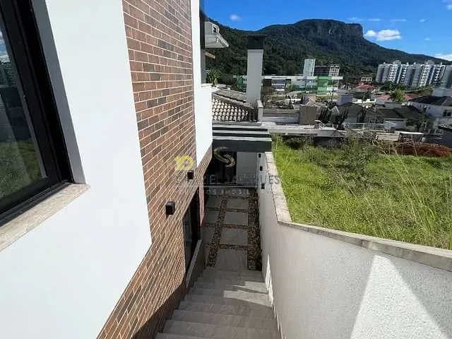 Casa com 360m² 5 quartos e 5 banheiros, à venda, no bairro Pedra Branca em Palhoça