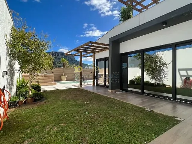 Casa com 360m² 5 quartos e 5 banheiros, à venda, no bairro Pedra Branca em Palhoça