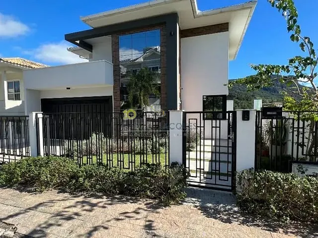 Casa com 360m² 5 quartos e 5 banheiros, à venda, no bairro Pedra Branca em Palhoça
