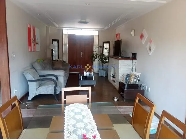 Casa 3 quartos e 4 banheiros, à venda, no bairro Mosela em Petrópolis