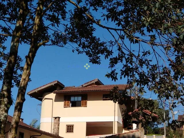 Casa 3 quartos e 4 banheiros, à venda, no bairro Mosela em Petrópolis