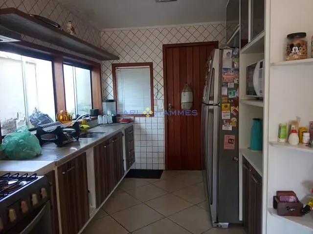 Casa 3 quartos e 4 banheiros, à venda, no bairro Mosela em Petrópolis