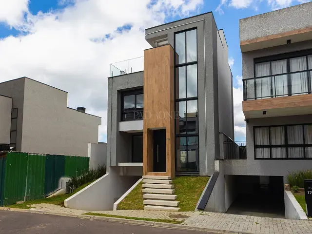 Casa 3 quartos e 5 banheiros, à venda, no bairro Santa Cândida em Curitiba