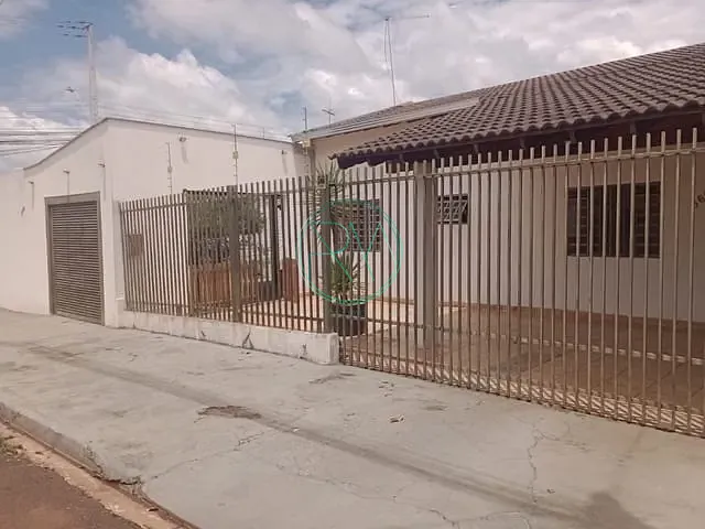 Casa com 258m² 2 quartos e 1 banheiro, à venda, no bairro Residencial Abussafe em Londrina