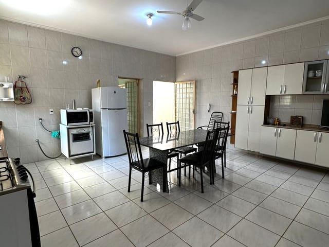 Casa com 300m² 3 quartos e 3 banheiros, à venda, no bairro Vila Flores em Franca