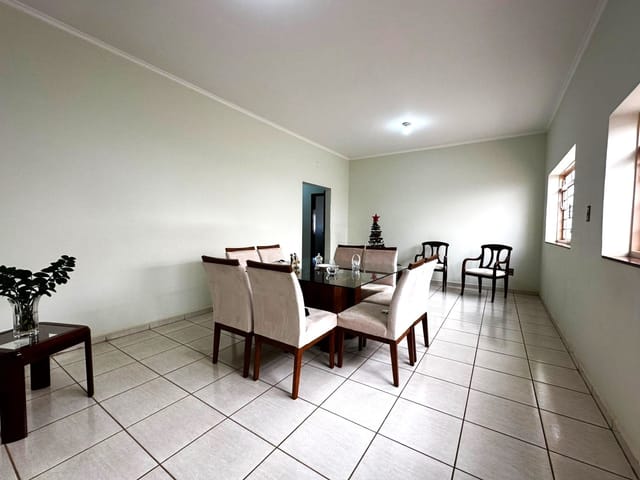 Casa com 300m² 3 quartos e 3 banheiros, à venda, no bairro Vila Flores em Franca