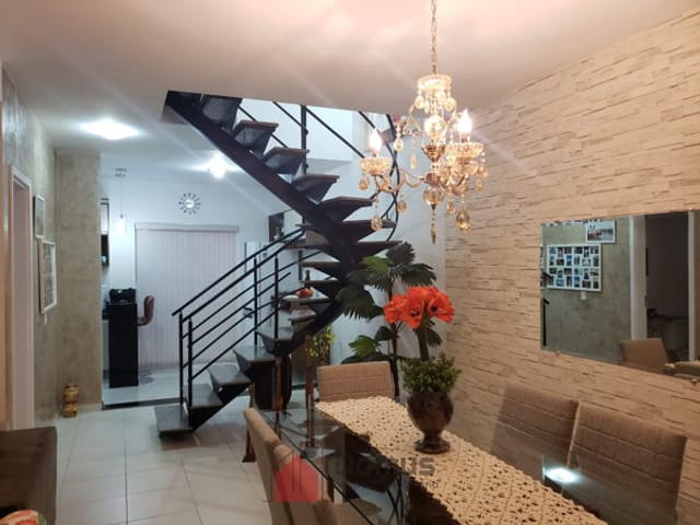 Casa à venda ou para alugar, no bairro Jardim Cristina em Pindamonhangaba