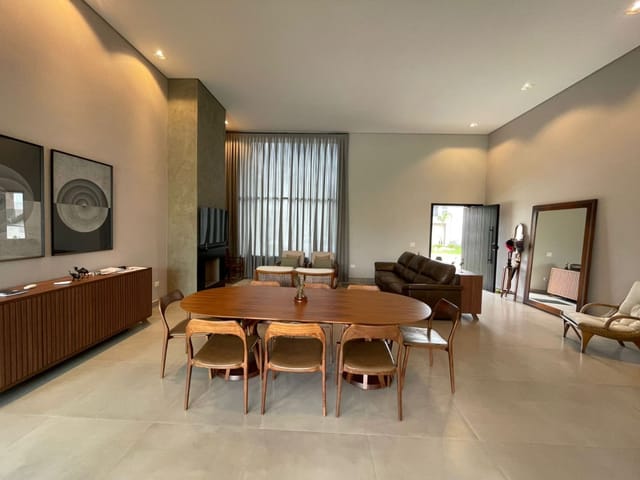 Casa com 588m² 4 quartos e 5 banheiros, à venda ou para alugar, no bairro Urbanova em São José dos Campos