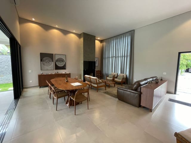 Casa com 588m² 4 quartos e 5 banheiros, à venda ou para alugar, no bairro Urbanova em São José dos Campos