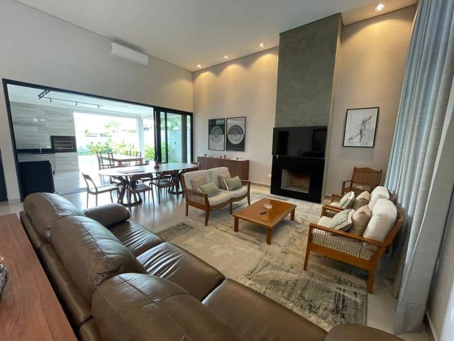 Casa com 588m² 4 quartos e 5 banheiros, à venda ou para alugar, no bairro Urbanova em São José dos Campos