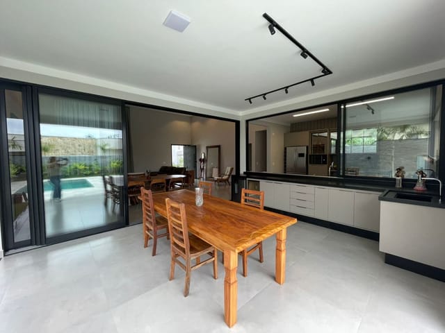 Casa com 588m² 4 quartos e 5 banheiros, à venda ou para alugar, no bairro Urbanova em São José dos Campos
