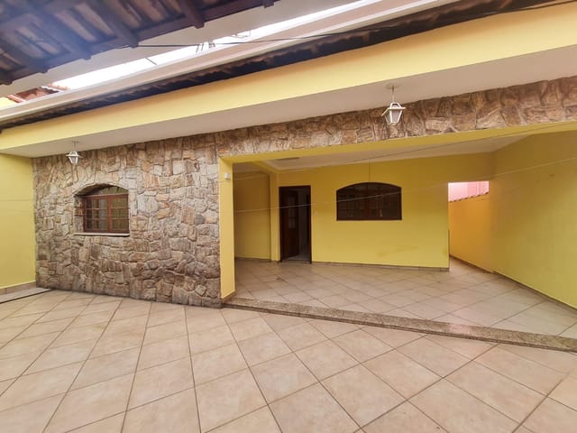 Casa 3 quartos e 3 banheiros, para alugar, no bairro Centro em Araçariguama
