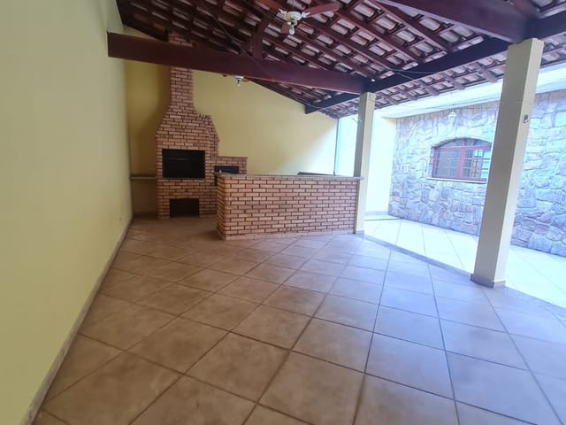 Casa 3 quartos e 3 banheiros, para alugar, no bairro Centro em Araçariguama