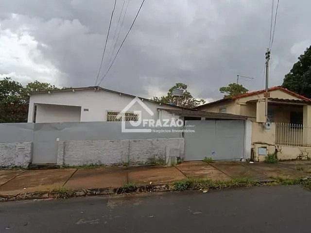 Casa com 497m² 3 quartos e 1 banheiro, à venda, no bairro Vila Monticelli em Goiânia