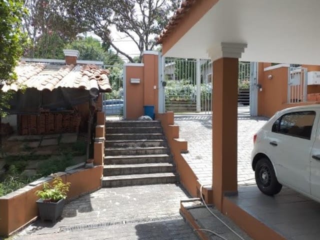 Casa com 420m² 3 quartos e 6 banheiros, à venda, no bairro San Diego Park em Cotia