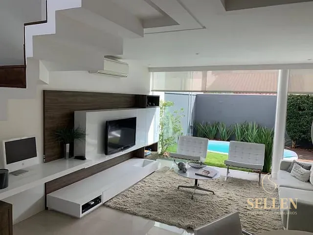 Casa com 350m² 3 quartos e 5 banheiros, para alugar, no bairro Centro em Balneário Camboriú