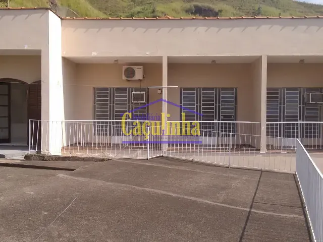 Casa com 1m² 5 quartos e 2 banheiros, à venda ou para alugar, no bairro Matadouro em Barra do Piraí