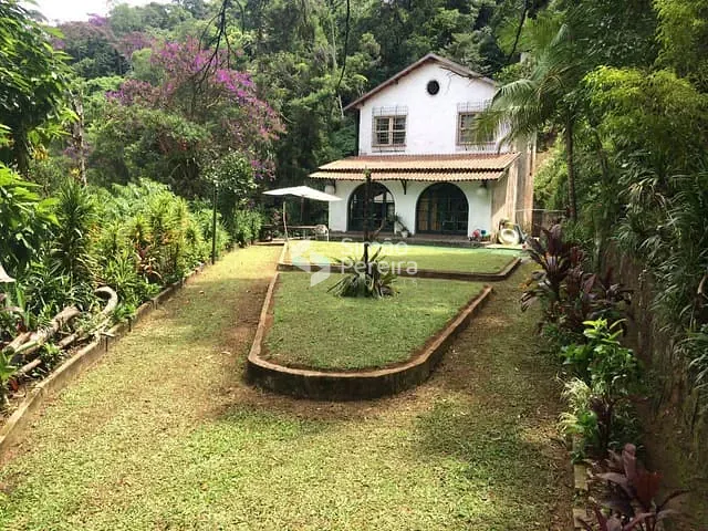 Casa 4 quartos e 3 banheiros, à venda, no bairro Independência em Petrópolis