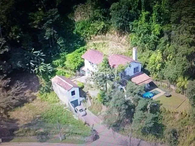 Casa 4 quartos e 3 banheiros, à venda, no bairro Independência em Petrópolis