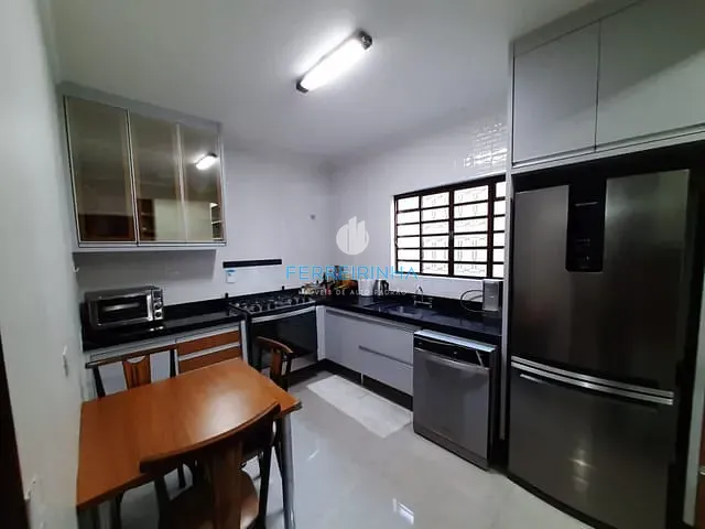 Casa com 250m² 3 quartos e 2 banheiros, à venda, no bairro Jardim das Indústrias em São José dos Campos