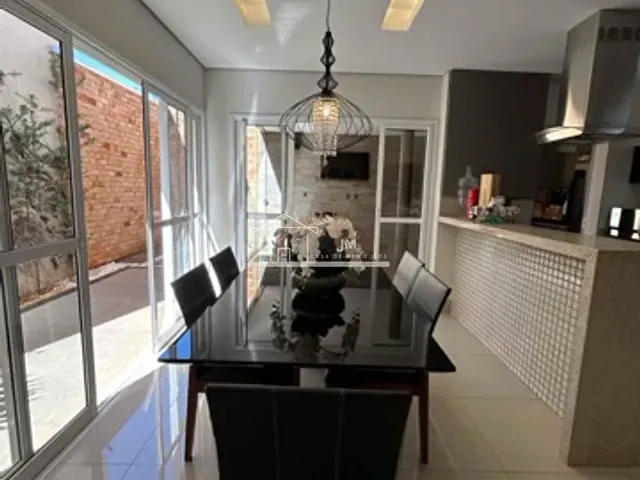 Casa 3 quartos e 4 banheiros, à venda, no bairro Granja Marileusa em Uberlândia