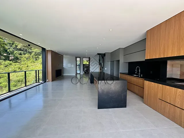 Casa 4 quartos e 4 banheiros, à venda, no bairro ITAPEMA em Itapema