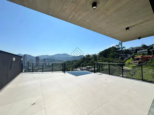 Casa 4 quartos e 4 banheiros, à venda, no bairro ITAPEMA em Itapema