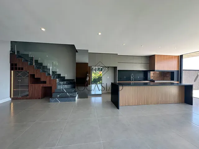 Casa 4 quartos e 4 banheiros, à venda, no bairro ITAPEMA em Itapema
