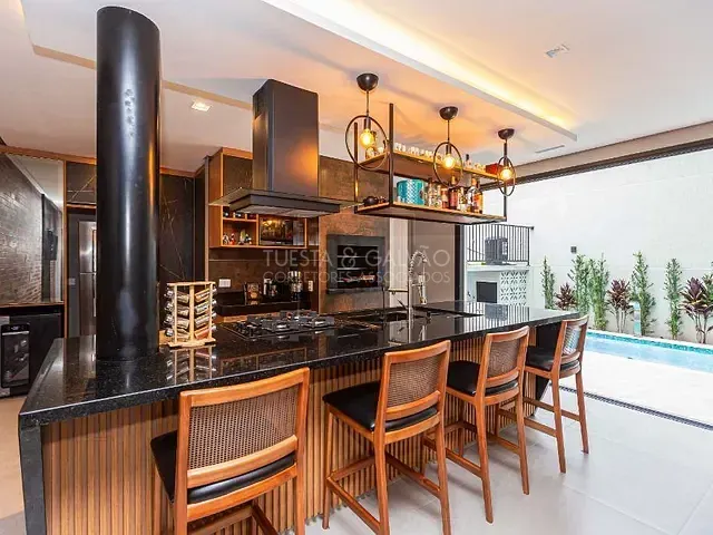 Casa com 266m² 4 quartos e 5 banheiros, à venda, no bairro Campo Comprido em Curitiba