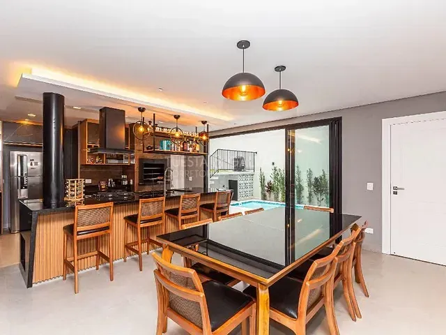 Casa com 266m² 4 quartos e 5 banheiros, à venda, no bairro Campo Comprido em Curitiba