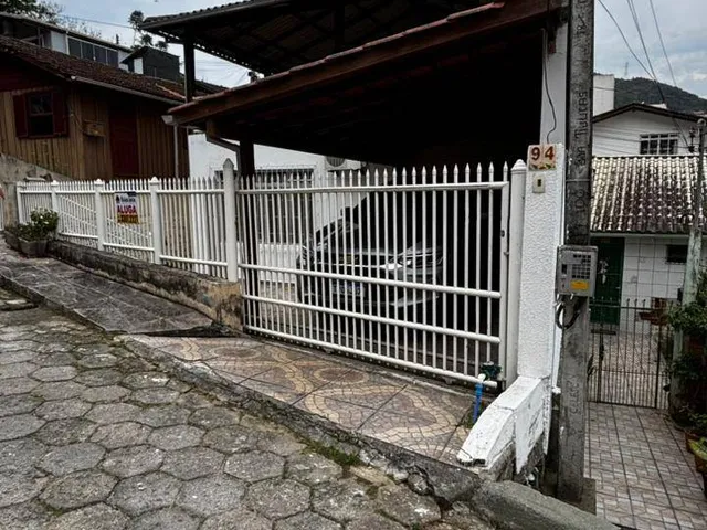 Casa 4 quartos e 3 banheiros, para alugar, no bairro Saco dos Limões em Florianópolis